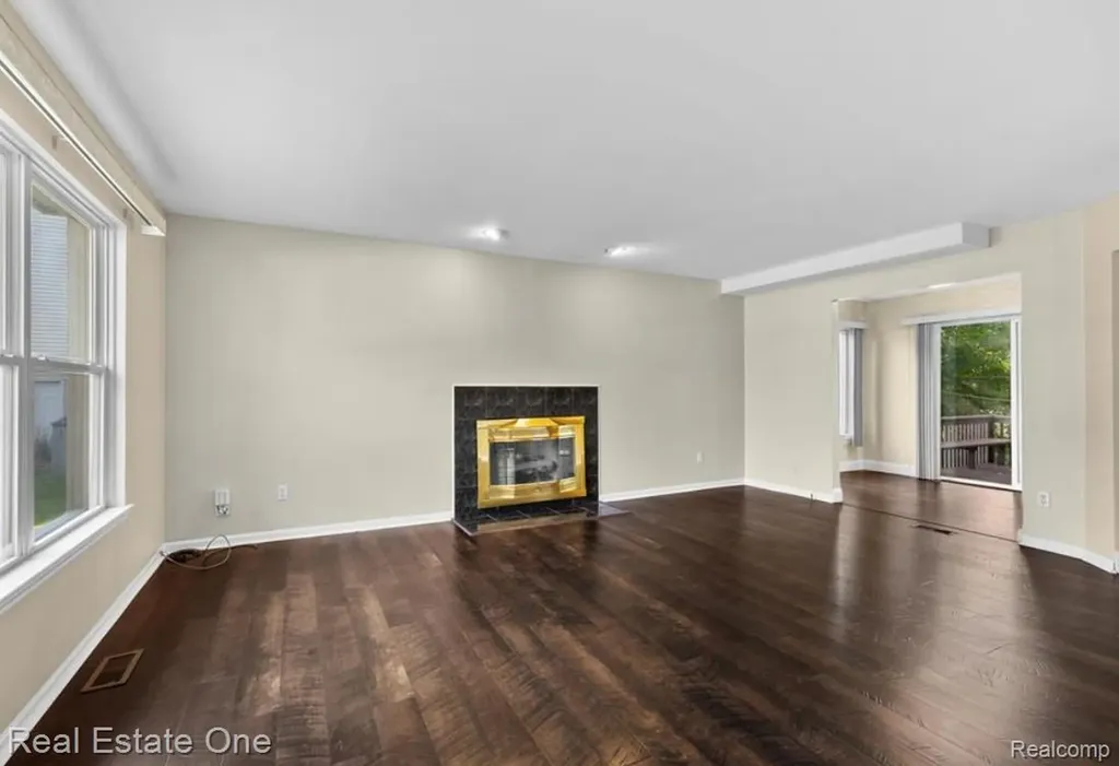30947 Kenwood Court Livonia City MI 48152