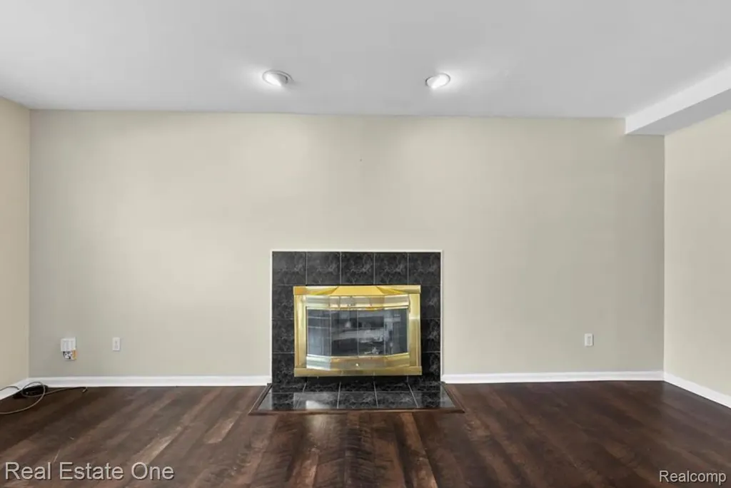 30947 Kenwood Court Livonia City MI 48152