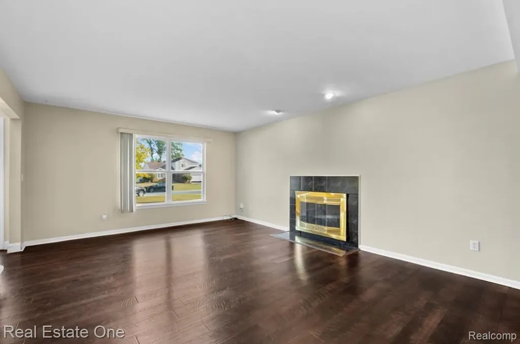 30947 Kenwood Court Livonia City MI 48152
