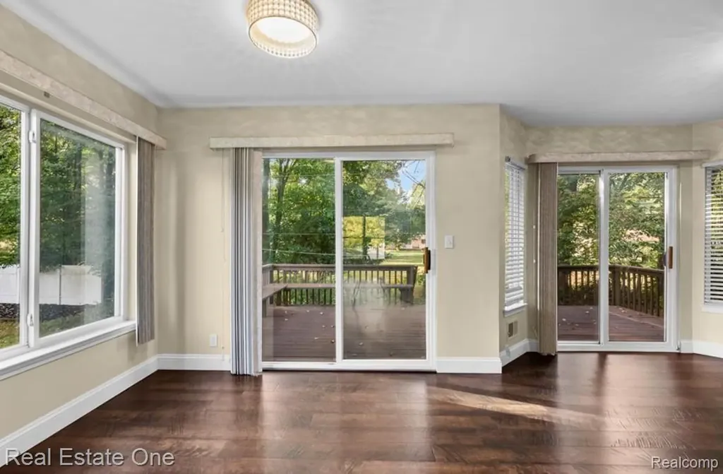 30947 Kenwood Court Livonia City MI 48152