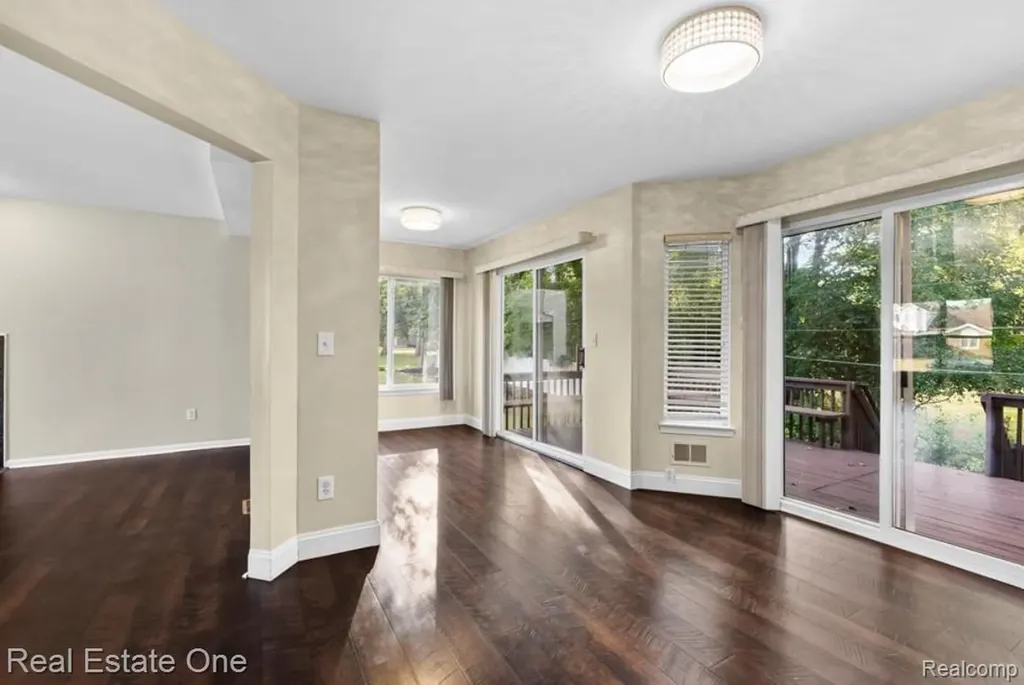 30947 Kenwood Court Livonia City MI 48152