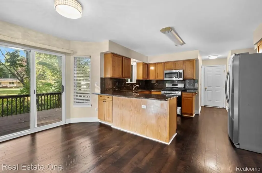 30947 Kenwood Court Livonia City MI 48152