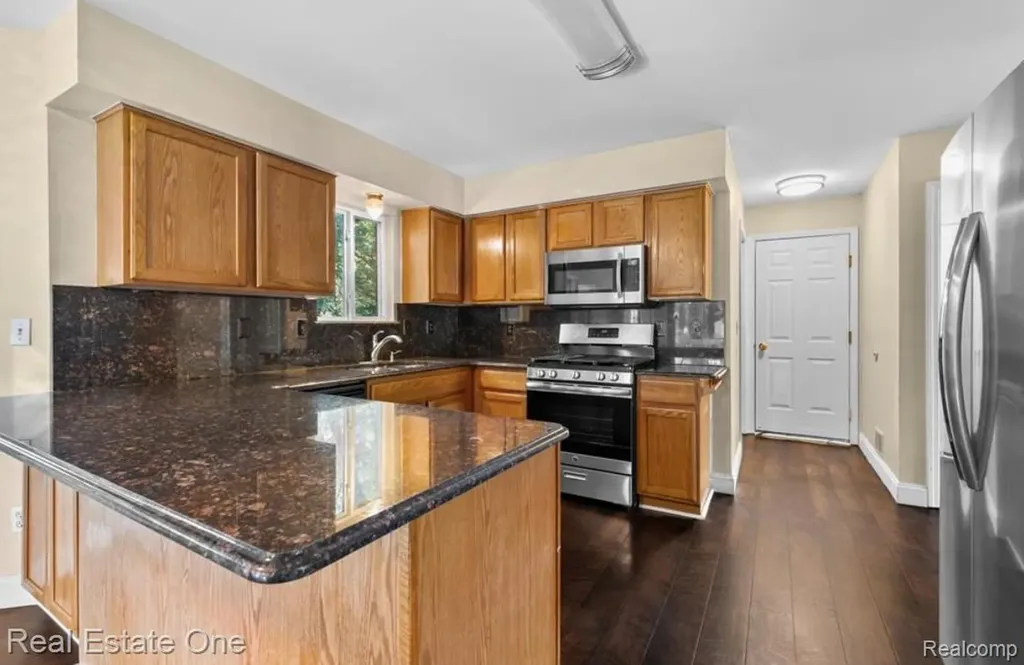 30947 Kenwood Court Livonia City MI 48152