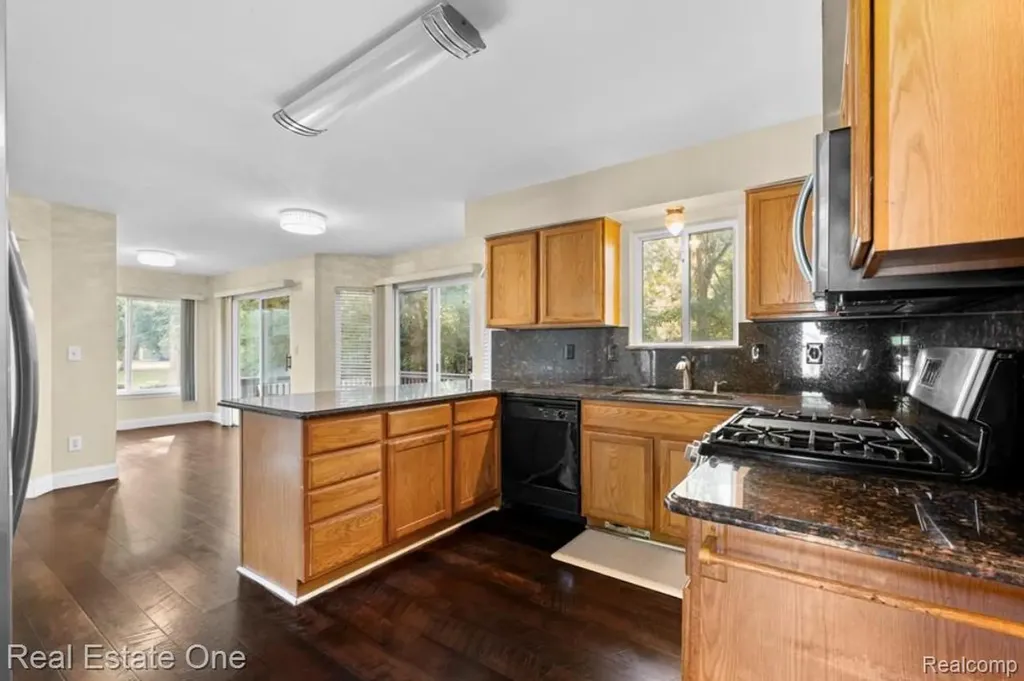 30947 Kenwood Court Livonia City MI 48152