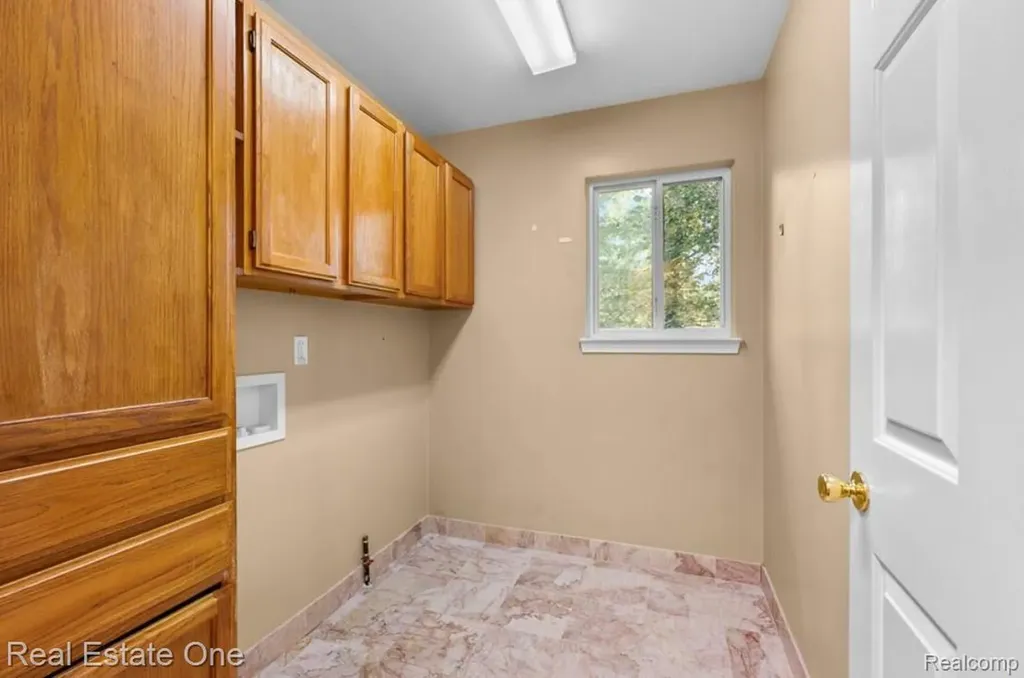 30947 Kenwood Court Livonia City MI 48152