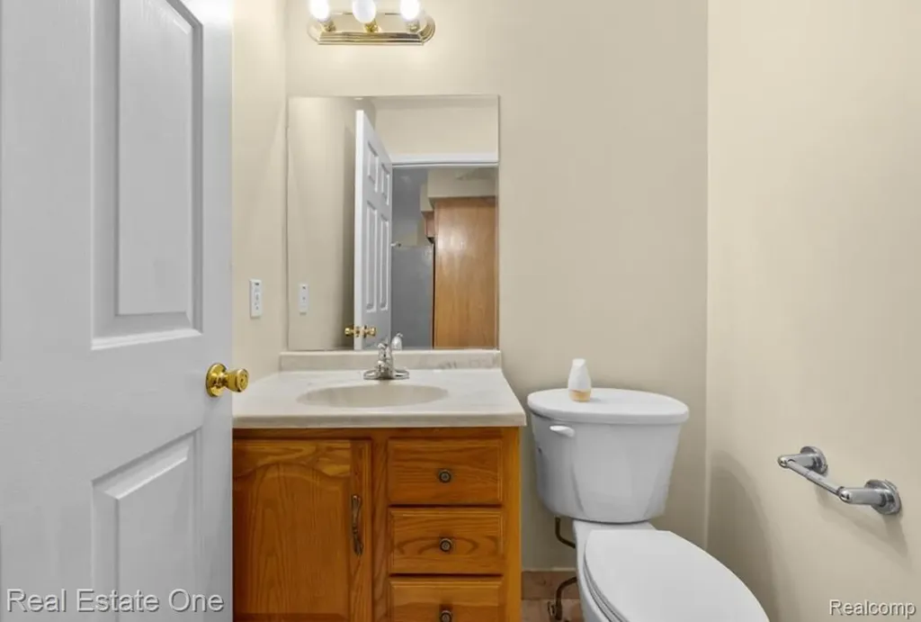 30947 Kenwood Court Livonia City MI 48152