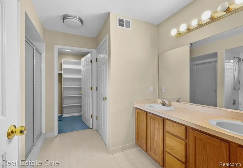 30947 Kenwood Court Livonia City MI 48152