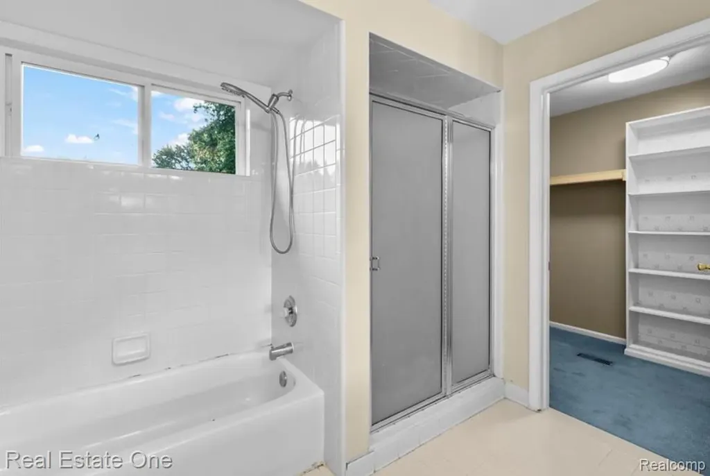 30947 Kenwood Court Livonia City MI 48152