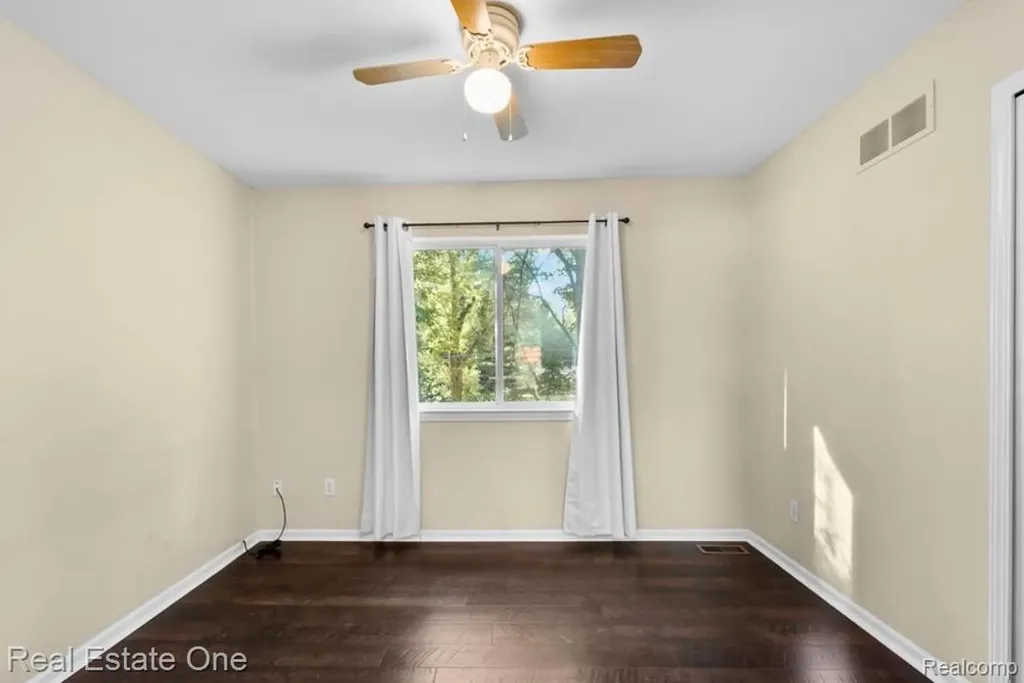30947 Kenwood Court Livonia City MI 48152