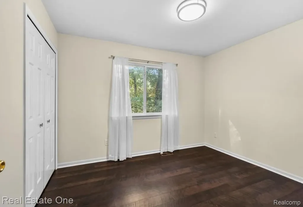30947 Kenwood Court Livonia City MI 48152