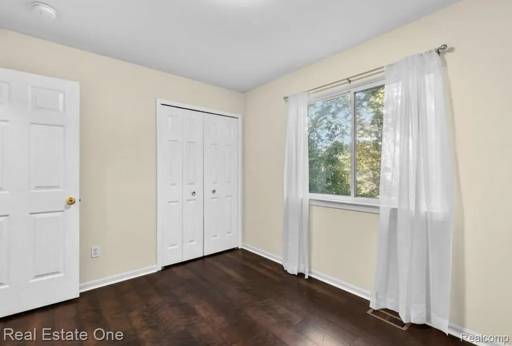 30947 Kenwood Court Livonia City MI 48152