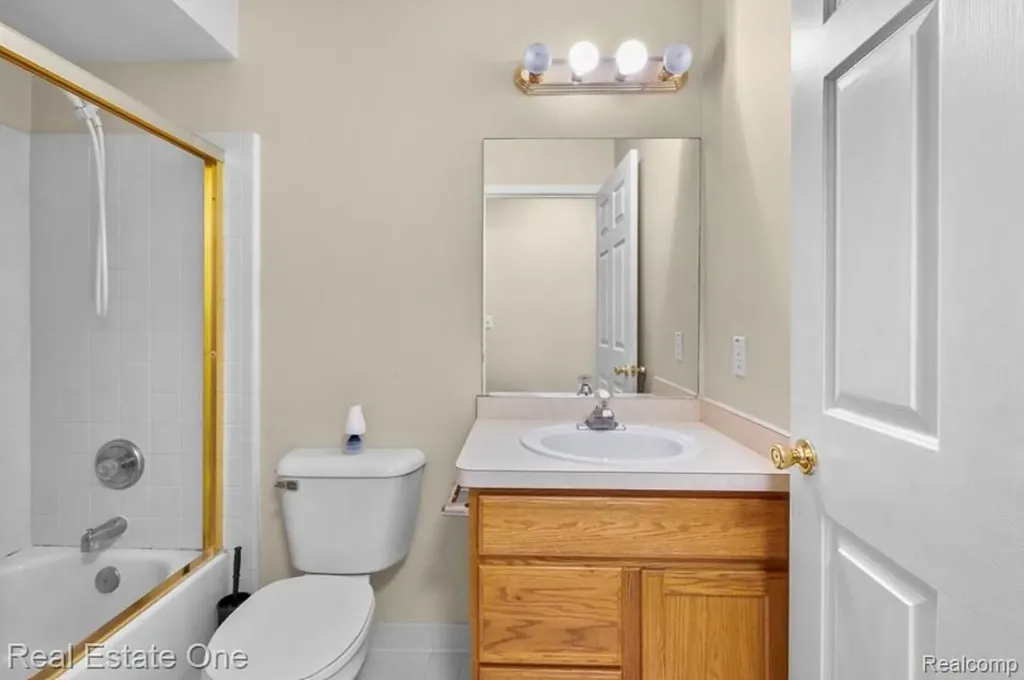 30947 Kenwood Court Livonia City MI 48152