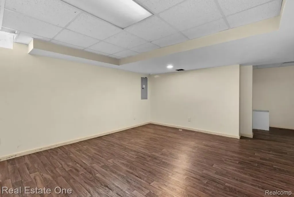 30947 Kenwood Court Livonia City MI 48152