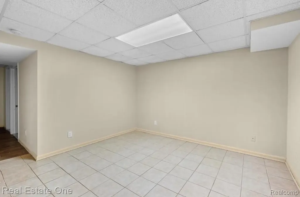 30947 Kenwood Court Livonia City MI 48152