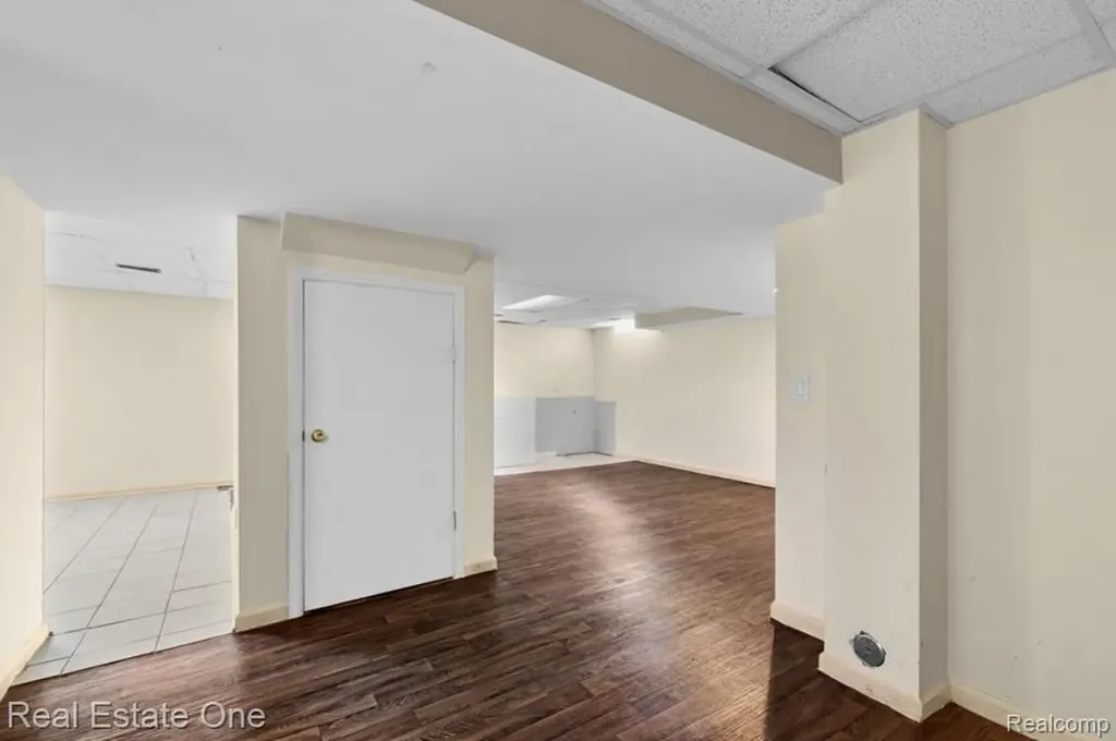 30947 Kenwood Court Livonia City MI 48152