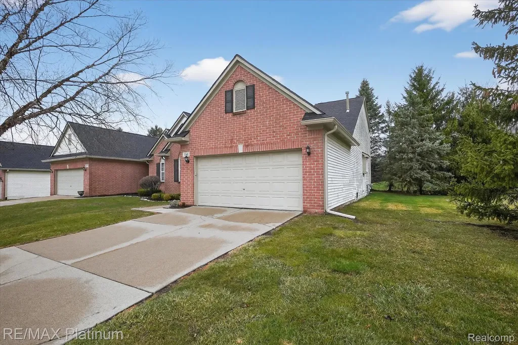 3341 Dewdrop Genoa Township MI 48843