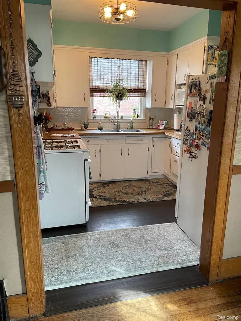 45236 Deshon Street Utica City MI 48317