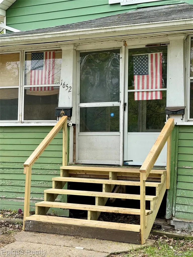 1652 Wisconsin Avenue Flint City MI 48506