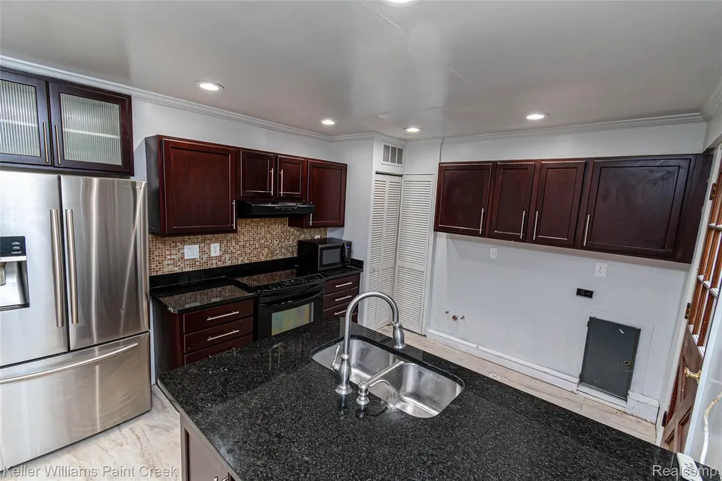 27425 Townley Street Madison Heights City MI 48071