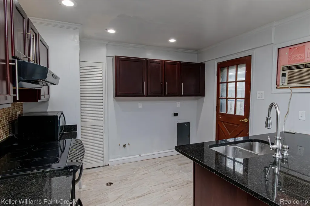 27425 Townley Street Madison Heights City MI 48071