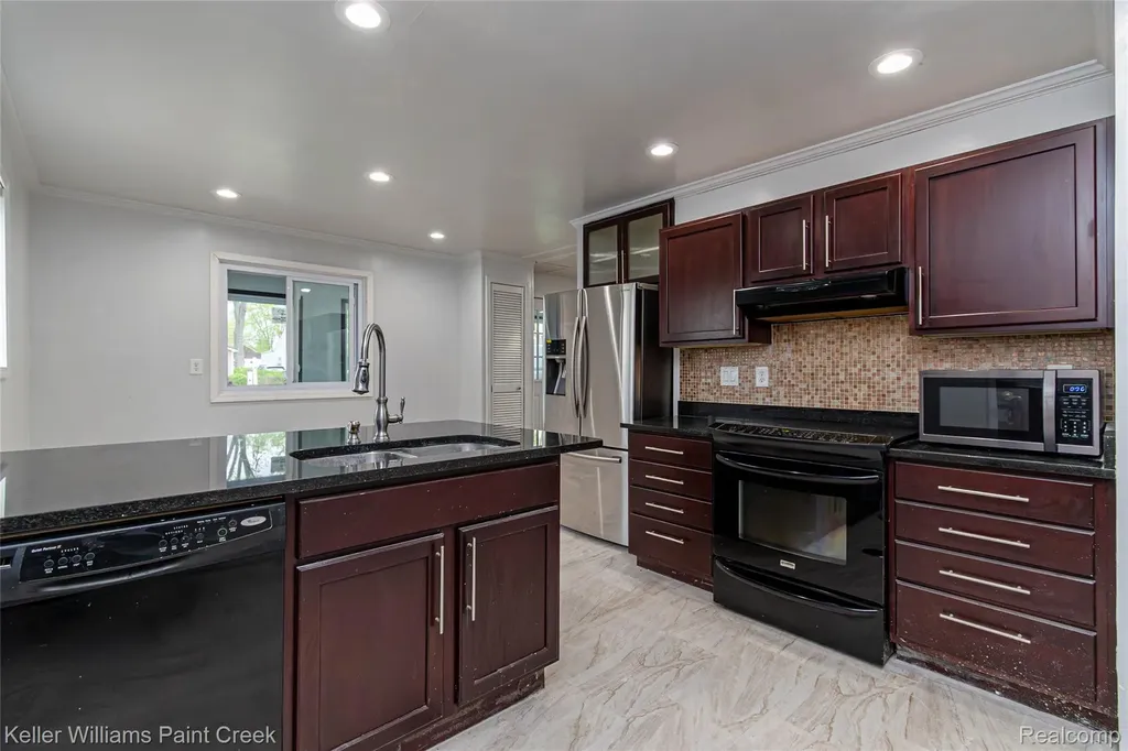 27425 Townley Street Madison Heights City MI 48071