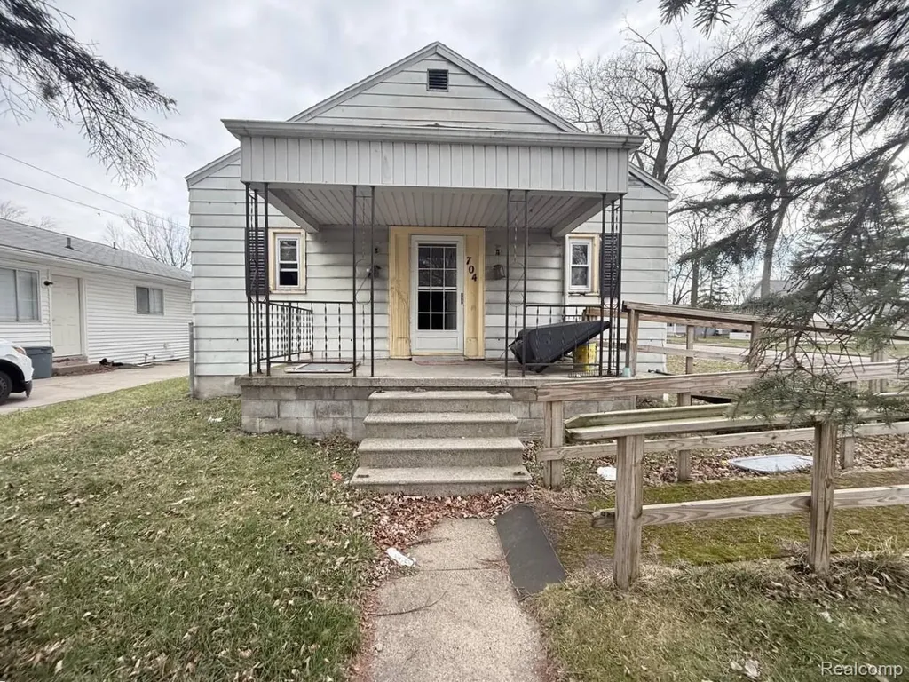 704 Vermont Street Saginaw City MI 48602