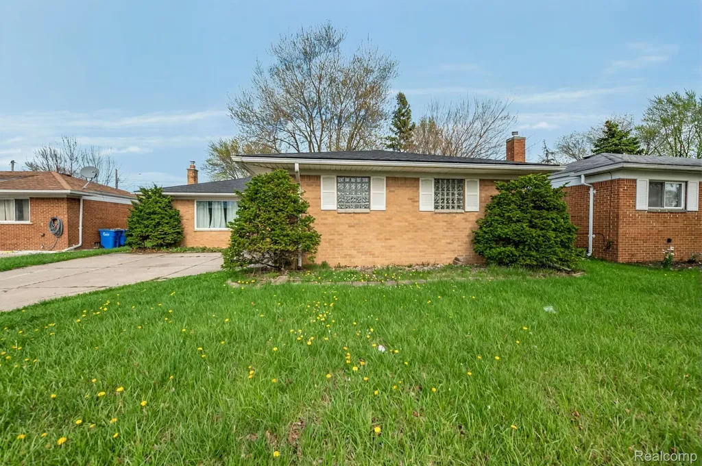 28298 Marcia Avenue Warren City MI 48093