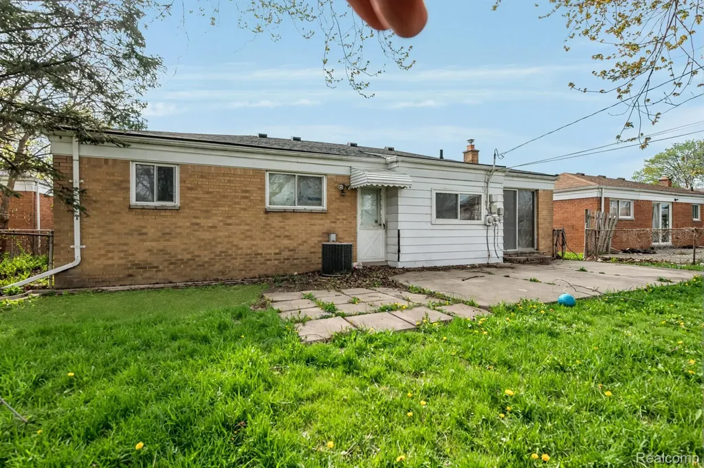 28298 Marcia Avenue Warren City MI 48093