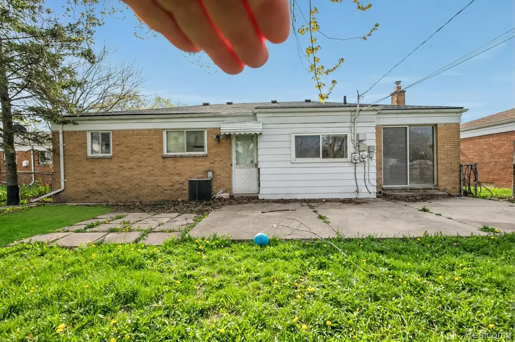 28298 Marcia Avenue Warren City MI 48093