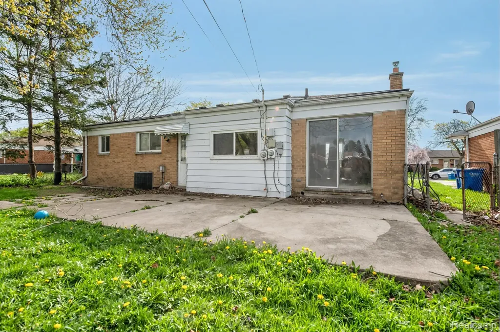 28298 Marcia Avenue Warren City MI 48093