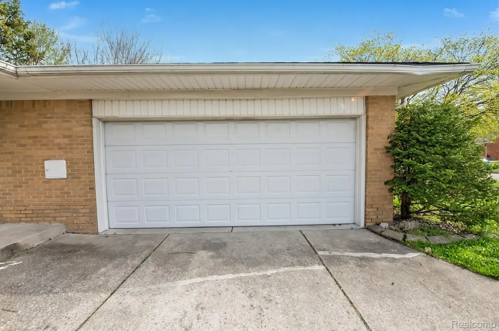 28298 Marcia Avenue Warren City MI 48093