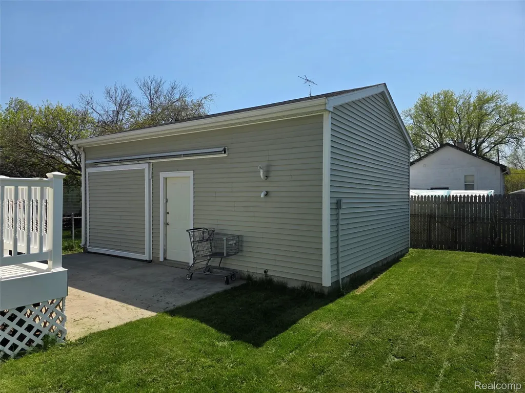1236 Decamp Street Burton City MI 48529