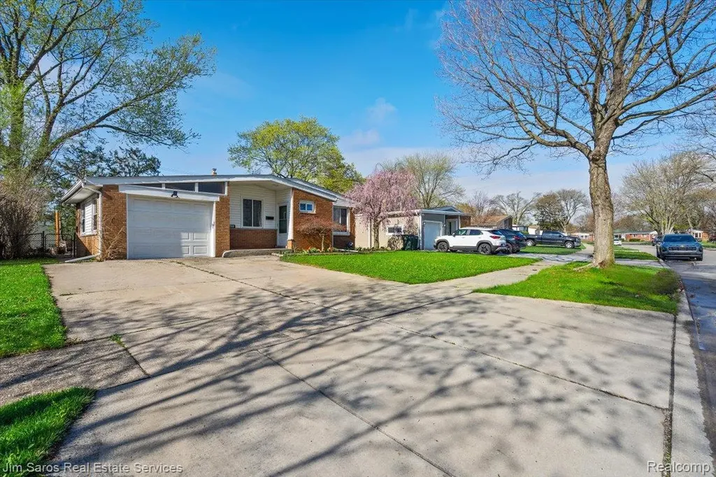 22518 Sunnyside Street St. Clair Shores City MI 48080