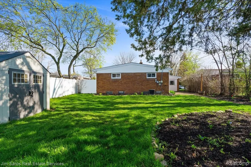 22518 Sunnyside Street St. Clair Shores City MI 48080