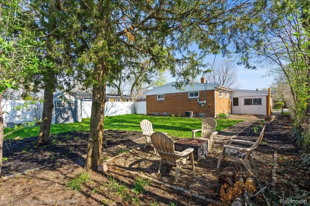 22518 Sunnyside Street St. Clair Shores City MI 48080