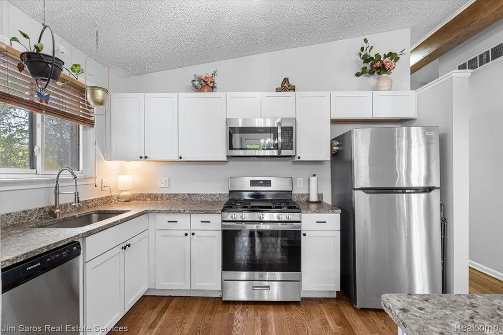 22518 Sunnyside Street St. Clair Shores City MI 48080