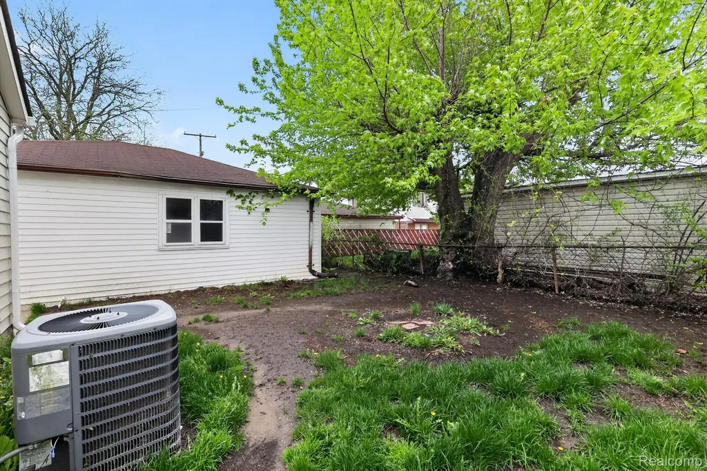 18570 Matthews Street Riverview City MI 48193