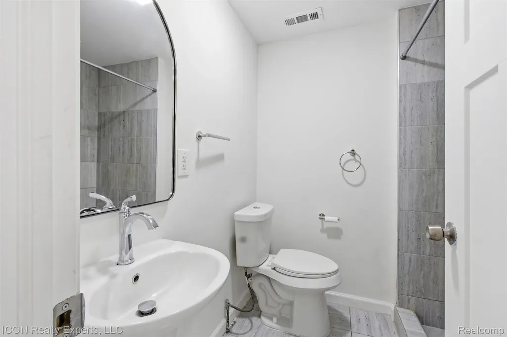 6759 Buckland Avenue West Bloomfield Charter Township MI 48324
