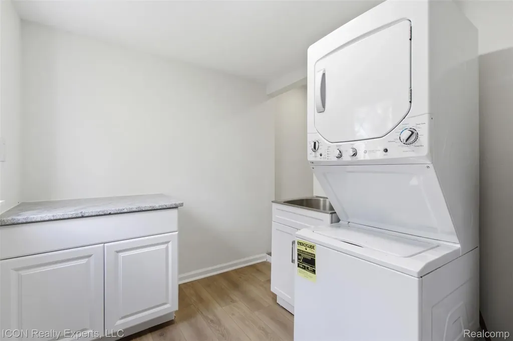 6759 Buckland Avenue West Bloomfield Charter Township MI 48324