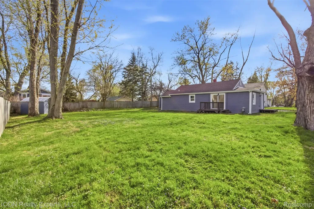 6759 Buckland Avenue West Bloomfield Charter Township MI 48324