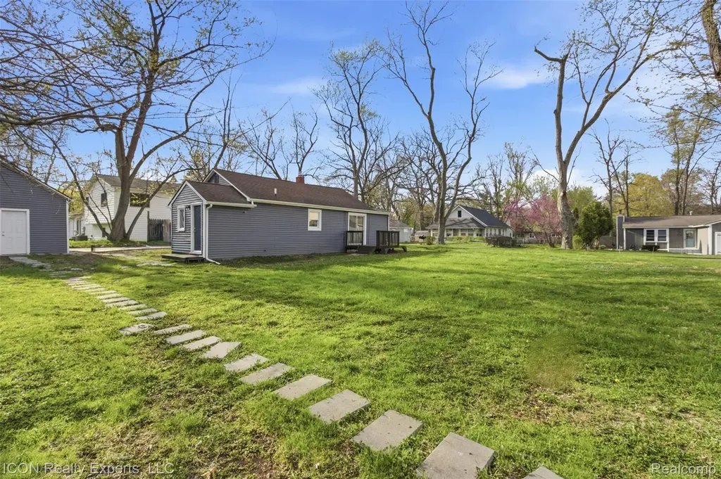 6759 Buckland Avenue West Bloomfield Charter Township MI 48324
