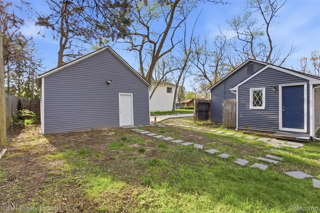 6759 Buckland Avenue West Bloomfield Charter Township MI 48324