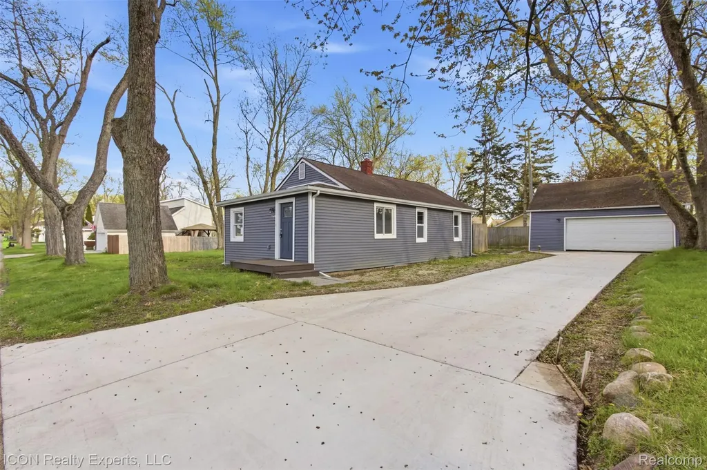 6759 Buckland Avenue West Bloomfield Charter Township MI 48324