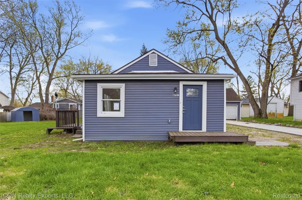 6759 Buckland Avenue West Bloomfield Charter Township MI 48324