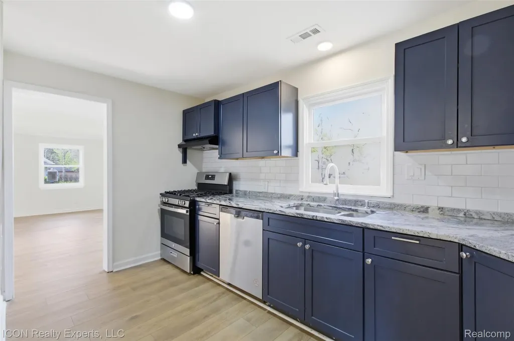 6759 Buckland Avenue West Bloomfield Charter Township MI 48324