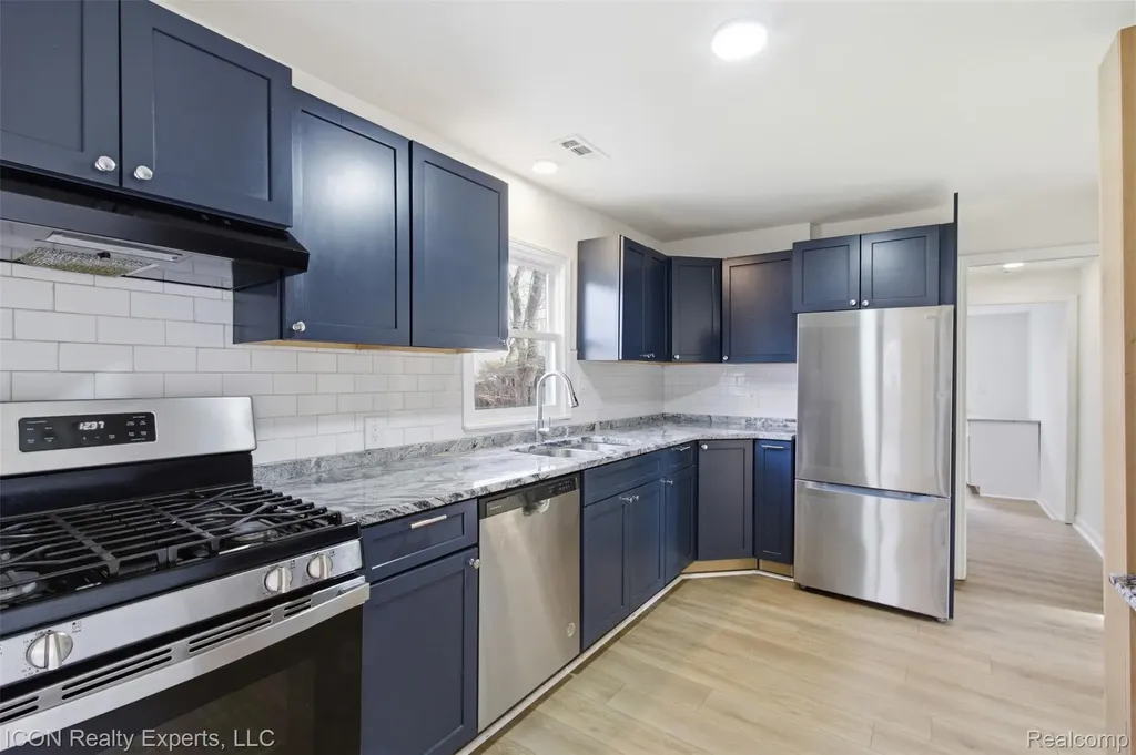 6759 Buckland Avenue West Bloomfield Charter Township MI 48324