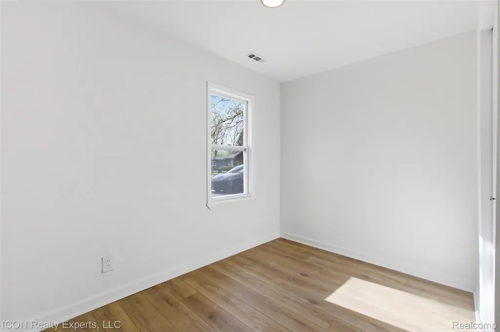 6759 Buckland Avenue West Bloomfield Charter Township MI 48324