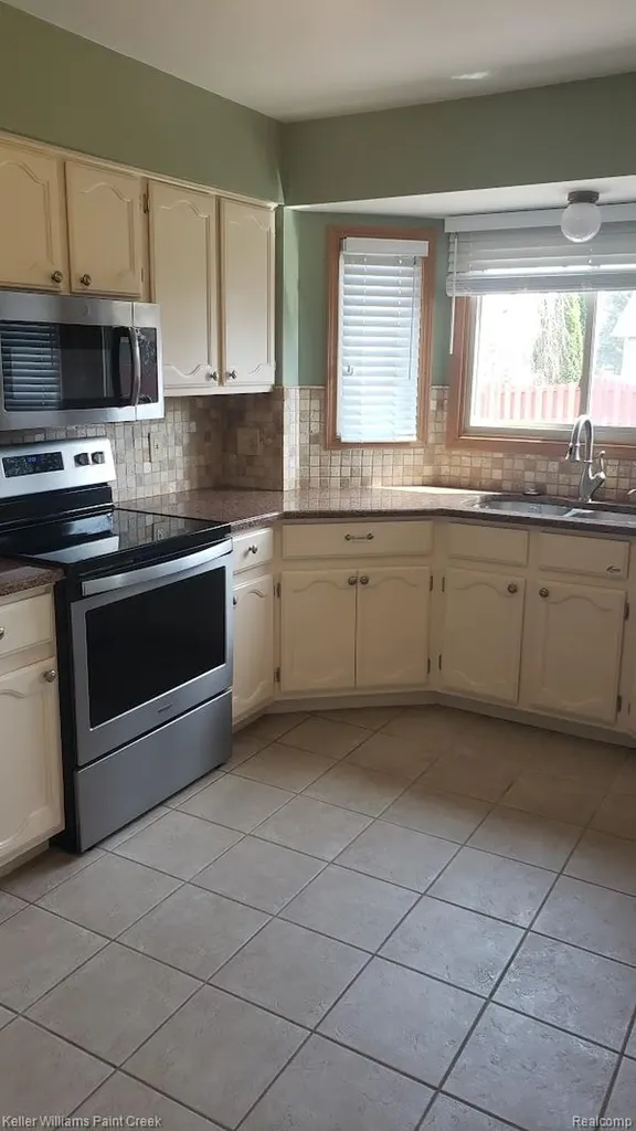 33842 Morningside Fraser City MI 48026