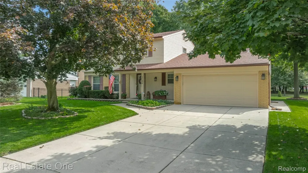 17486 Country Club Drive Livonia City MI 48152