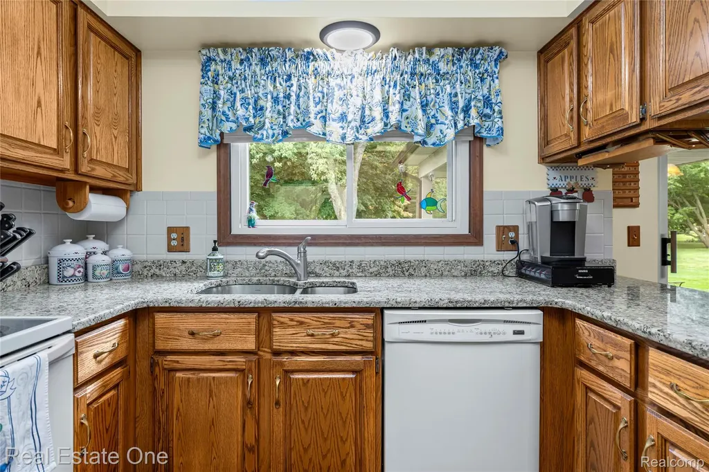 17486 Country Club Drive Livonia City MI 48152